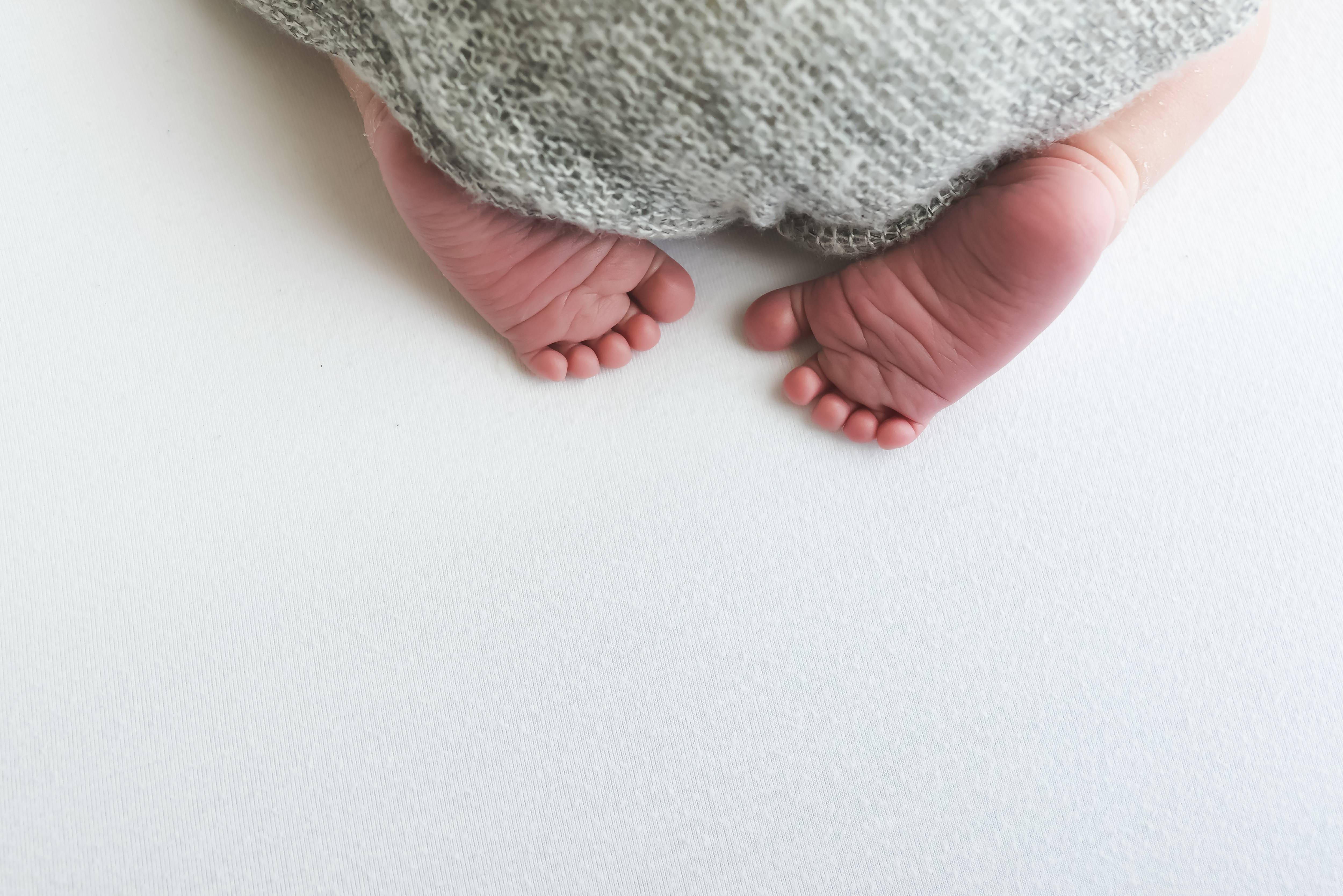 Newborn baby Photographer baby toes and feet